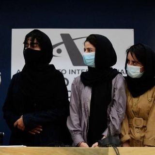 Quiénes son las "Soñadoras afganas", el equipo femenino adolescente de robótica que recibió asilo en México