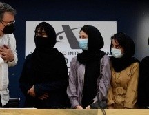 El canciller Marcelo Ebrad recibió a las jóvenes a su llegada a México. AFP