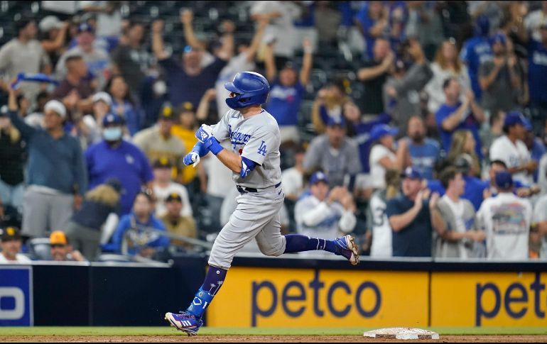 Pollock la sacó del parque ante el noveno lanzador de los Padres, el relevista novato Daniel Camarena (0-1), quien cargó con la derrota. AP / G. Bull