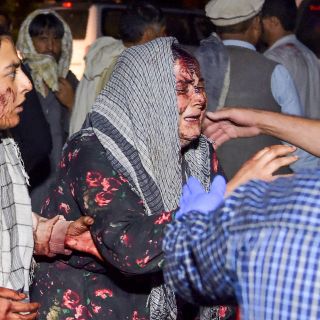 Suman más de 60 muertos tras el doble atentado en el aeropuerto de Kabul