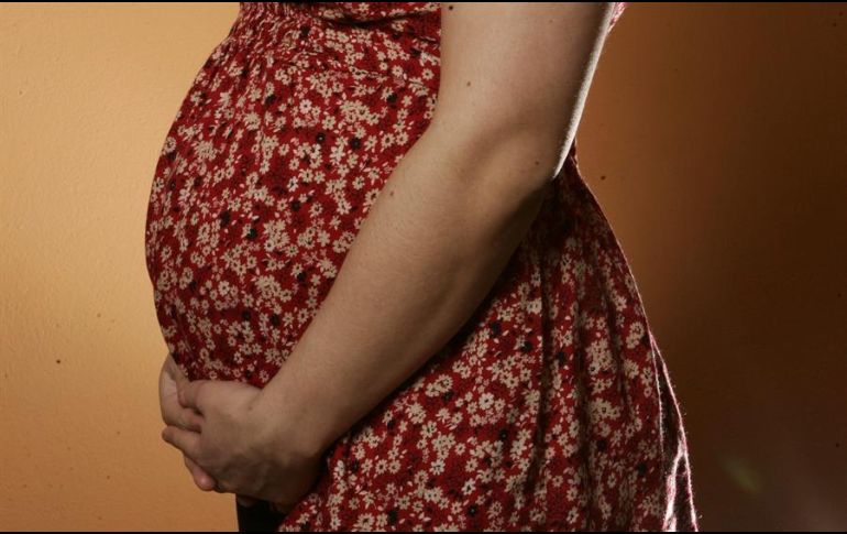 El proyecto restringe que mujeres que padezcan alcoholismo, drogadicción o tabaquismo sean contratadas como madre gestante. EFE/ARCHIVO