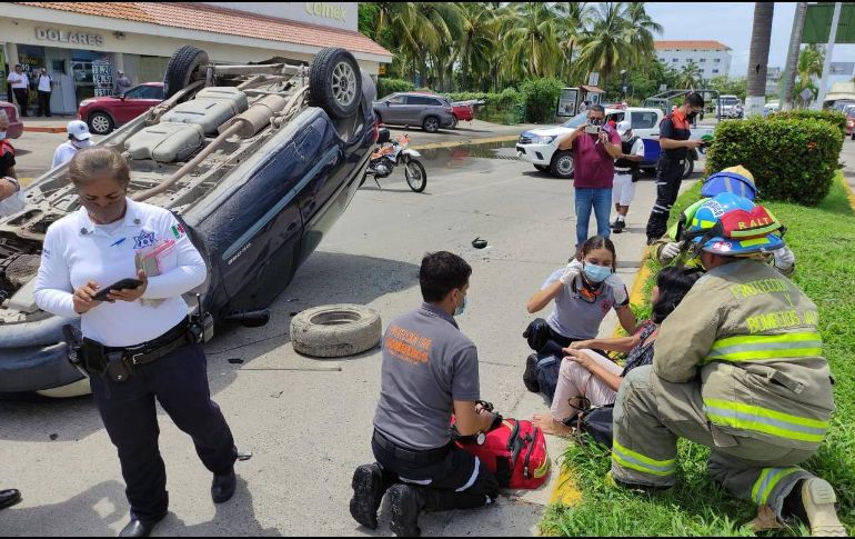 La mujer, quien salió por su medios, fue revisada en el sitio, sin presentar lesiones de consideración. CORTESÍA/PROTECCIÓN CIVIL JALISCO