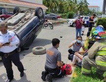 La mujer, quien salió por su medios, fue revisada en el sitio, sin presentar lesiones de consideración. CORTESÍA/PROTECCIÓN CIVIL JALISCO
