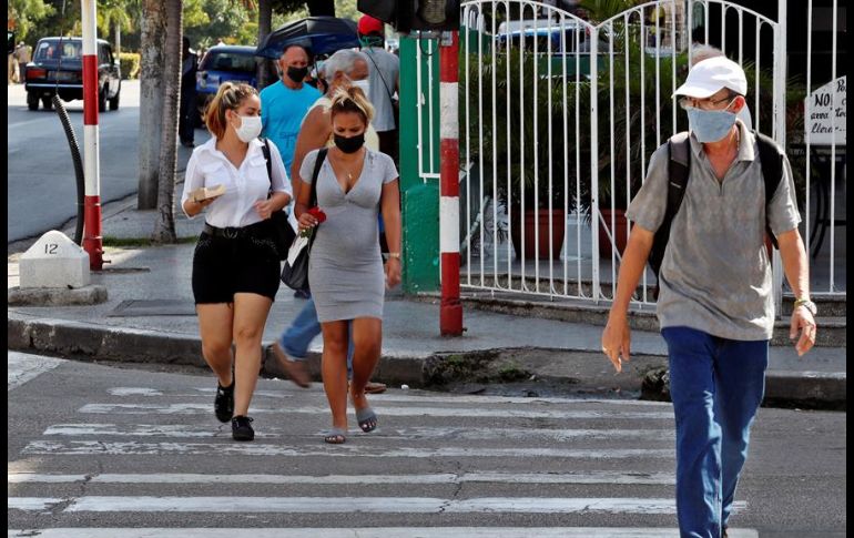 Varias personas usan mascarilla mientras caminan por una calle en La Habana. EFE/ARCHIVO