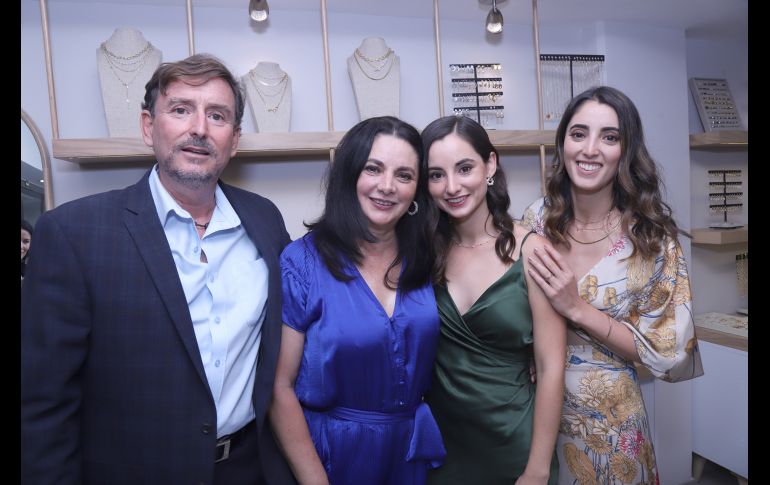 César Padilla, Ana Cristina Jiménez, Annette y Viviann Padilla. GENTE BIEN JALISCO/ CLAUDIO JIMENO