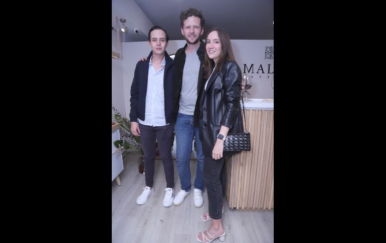 Alexis y Juan Pedro Faraudo con Camila Serrano. GENTE BIEN JALISCO/ CLAUDIO JIMENO