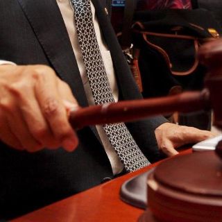 Padres pagarán casi 30 mil dólares a su hijo por tirarle su colección de porno