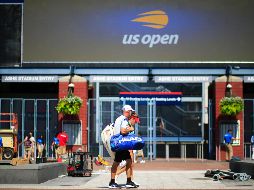 CONTRASTE. Los tenistas tendrán unas medidas más relajadas, al tener la opción de alojarse fuera de los hoteles oficiales, y tampoco estarán obligados a hacer cuarentena a su llegada a Nueva York. AFP/K. BETANCUR