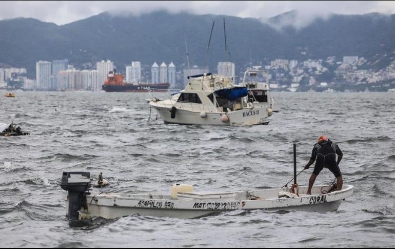 Pescadores resguardan sus embarcaciones en Acapulco, Guerrero, ante los fuertes vientos. EFE/D. Guzmán