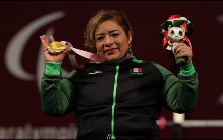 Amalia Pérez cumplió el gran sueño de subir a lo más alto del podio tras conquistar la prueba de powerlifting femenil en la categoría de -61 kilogramos. ESPECIAL/ Twitter CONADE