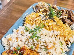 Pollo frito, ramen seco, arroz frito y bulgogi. ESPECIAL