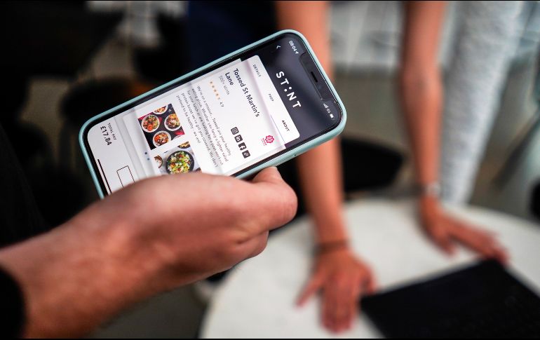 El cofundador de Stint, Sol Schlagman, sostiene su teléfono inteligente y muestra la aplicación en ejecución, en su sede en Camden, en Londres. AP/A. Pezzali