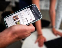 El cofundador de Stint, Sol Schlagman, sostiene su teléfono inteligente y muestra la aplicación en ejecución, en su sede en Camden, en Londres. AP/A. Pezzali