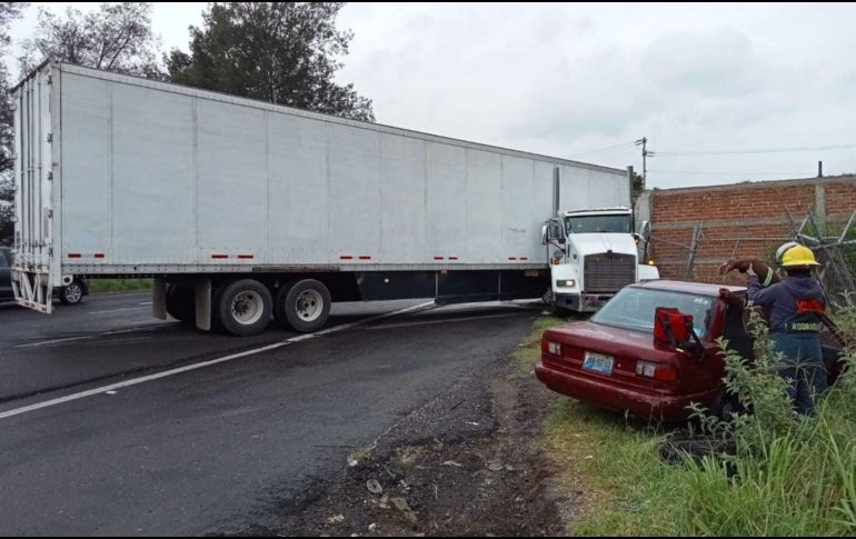 El accidente entre un tráiler y un vehículo sedán se dio en la carretera a Nogales a la altura del entronque con la vía Tepic. EL INFORMADOR/R. RIVAS