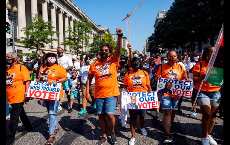 Los manifetantes portaron pancartas con mensajes como 