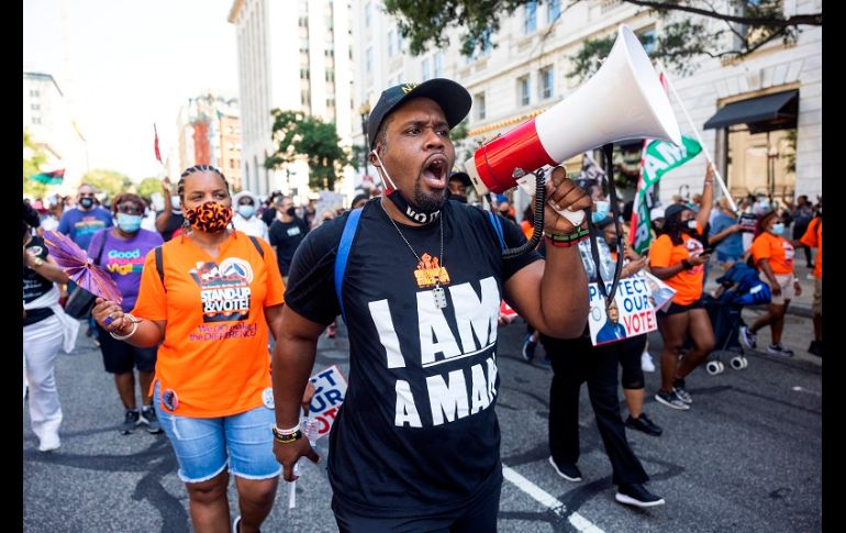 Los manifetantes portaron pancartas con mensajes como 