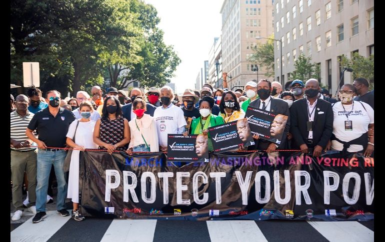 Los manifetantes portaron pancartas con mensajes como 
