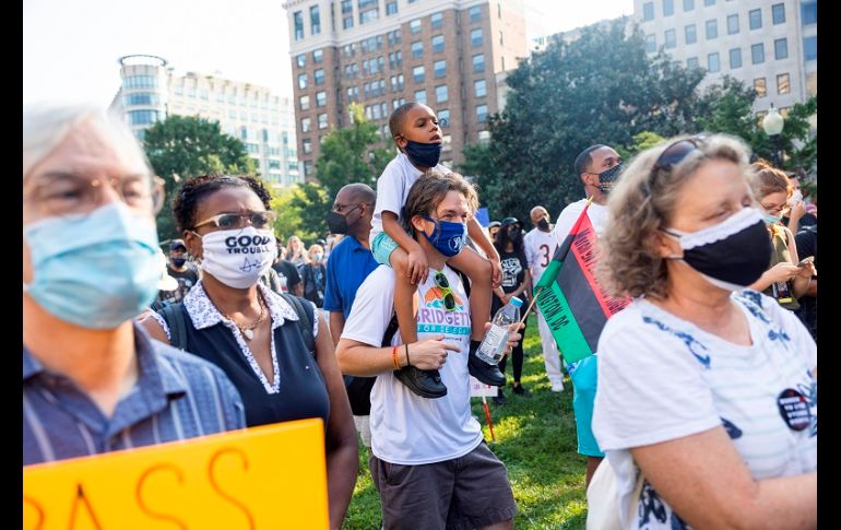 Los manifetantes portaron pancartas con mensajes como 