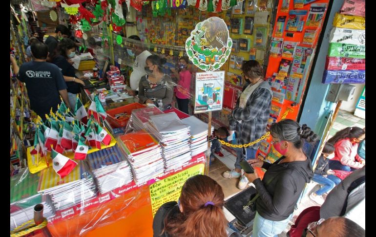 Cuadernos, colores, lápices, sacapuntas y borradores son los artículos principales que compran los padres de familia. EL INFORMADOR/A. Camacho