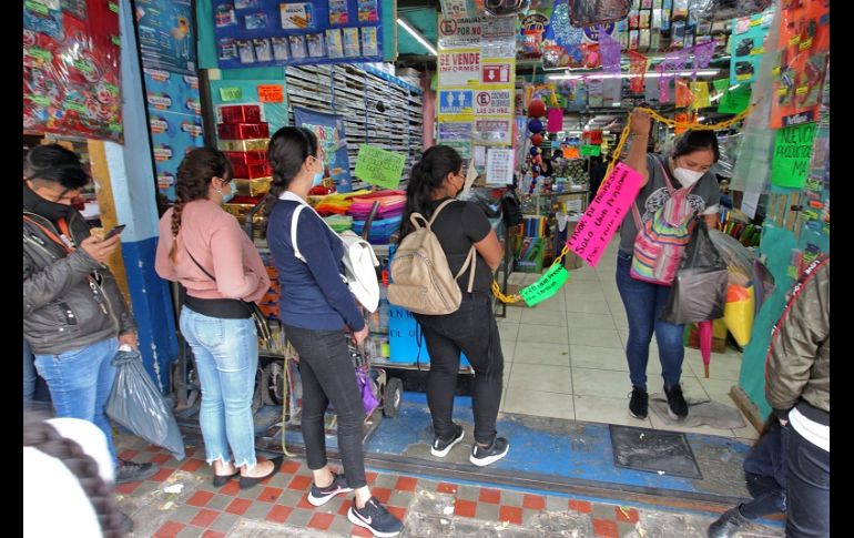 Cuadernos, colores, lápices, sacapuntas y borradores son los artículos principales que compran los padres de familia. EL INFORMADOR/A. Camacho