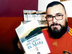 Arturo Valdez posa junto al libro 