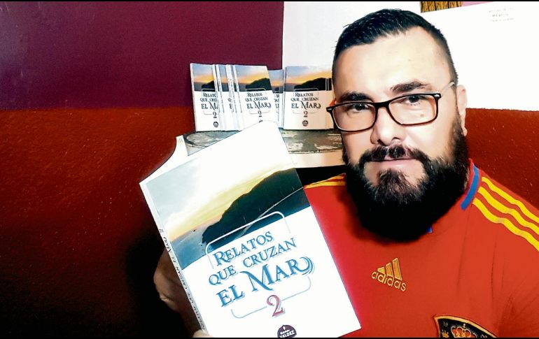 Arturo Valdez posa junto al libro 