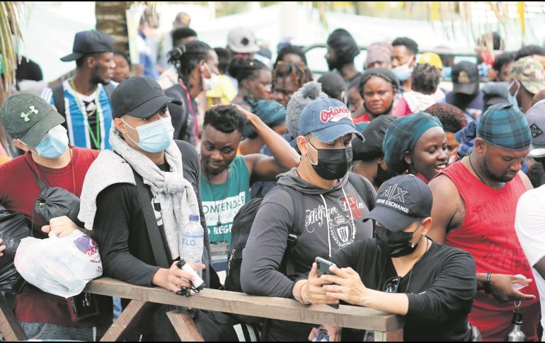 Miles de personas llevan años recorriendo Latinoamérica de sur a norte, clandestinamente y en busca de una vida mejor, en un éxodo de “marcianos” que un grupo de periodistas ha documentado en el proyecto “Migrantes de otro mundo”. EFE/M. Dueñas