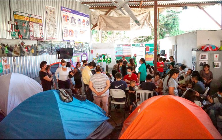 El restablecimiento del programa preocupa a migrantes, como los que acampan en el albergue El Chaparral (foto), que temen una mayor saturación de albergues y servicios sociales. EFE/J. Terríquez