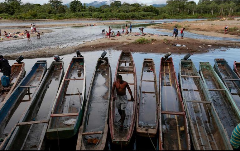 El viaje en piragua cuesta 40 dólares para que los lleve a la frontera de Costa Rica, pero llegar ahí significa atravesar una de las rutas más peligrosas del mundo, según la Unicef. AFP/R. Figueroa