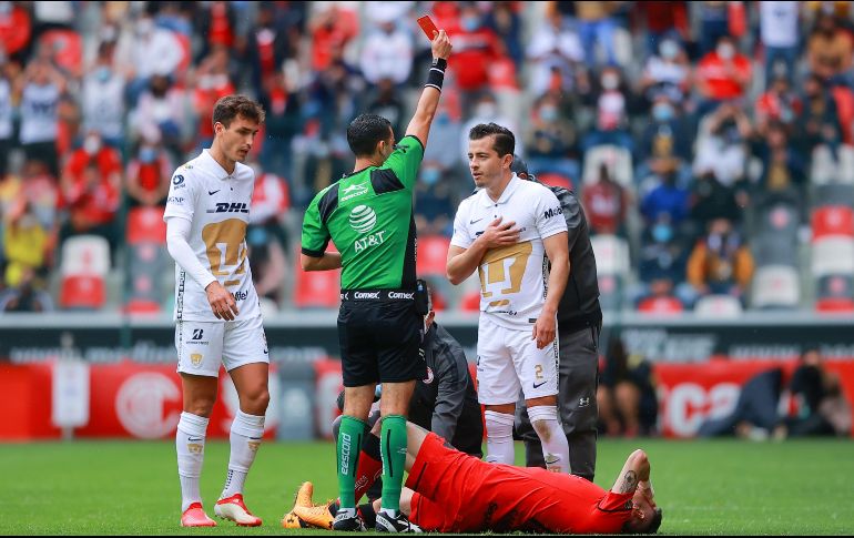 INDISCIPLINA. Pumas terminó el partido con 9 hombres y todavía al final le expulsaron a su delantero estrella. IMAGO7