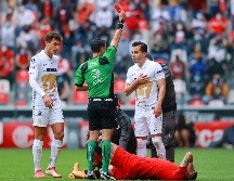 INDISCIPLINA. Pumas terminó el partido con 9 hombres y todavía al final le expulsaron a su delantero estrella. IMAGO7