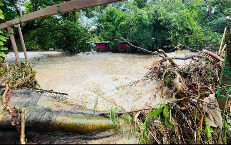 En el municipio de Puerto Vallarta se desbordaron los ríos Cuale y Pitillal. TWITTER@DavidZamoraB