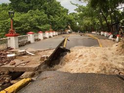 Por el desbordamiento del río Cuale en una zona de Puerto Vallarta, varios immuebles resultaron dañados y se colapsó el puente. TWITTER@DavidZamoraB