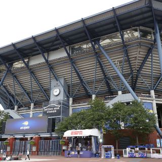 El público regresa al Abierto de Estados Unidos; algunas figuras, no