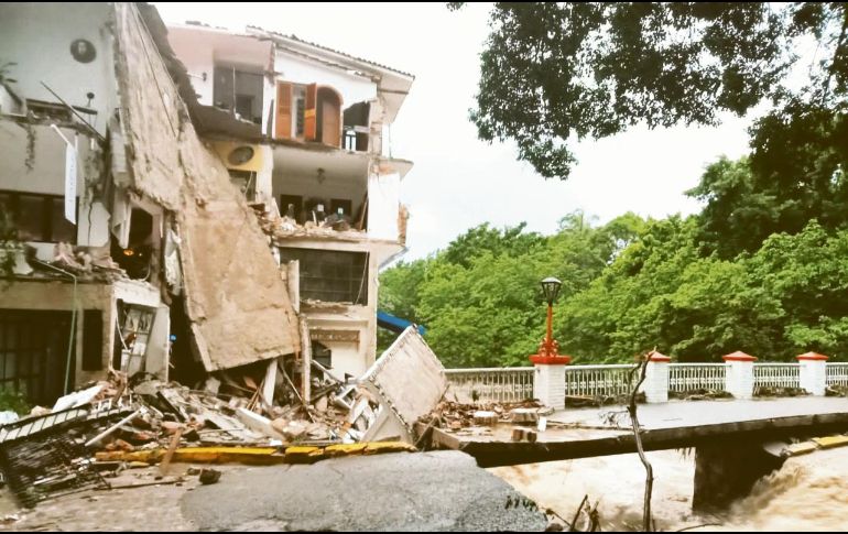 BÚSQUEDA. Los rescatistas trabajaron durante ocho horas en los escombros del hotel CoWork y alrededor de las 14:30 horas hallaron el cuerpo del menor español. Especial