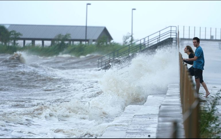 ''Ida'' tocó dos veces tierra en Luisiana con vientos de 240 kilómetros por hora, descargando fuertes lluvias que han dejando graves inundaciones. AP / S. Helber