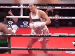 La mexicana quedó en una de las esquinas para ser atendida, poco después se desvaneció y en la lona comenzó a convulsionarse. TWITTER /