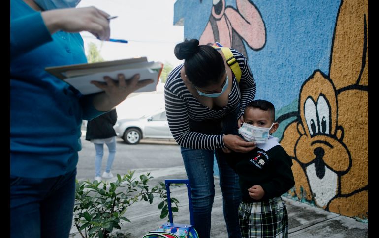 Dsde temprano las familias comenzaron a llevar a los pequeños para que comenzaran sus clases en Guadalajara. EL INFORMADOR/G. Gallo