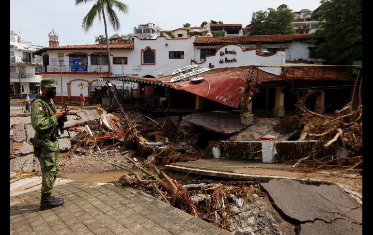Así luce este lunes una zona dañada en Puerto Vallarta, Jalisco. Integrantes del Ejército se desplegaron en las partes afectadas por el paso del huracán 