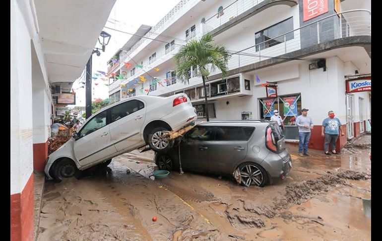 Autos quedaron apilados el domingo luego de las inundaciones por las fuertes lluvias del huracán. ESPECIAL/Gobierno de Puerto Vallarta