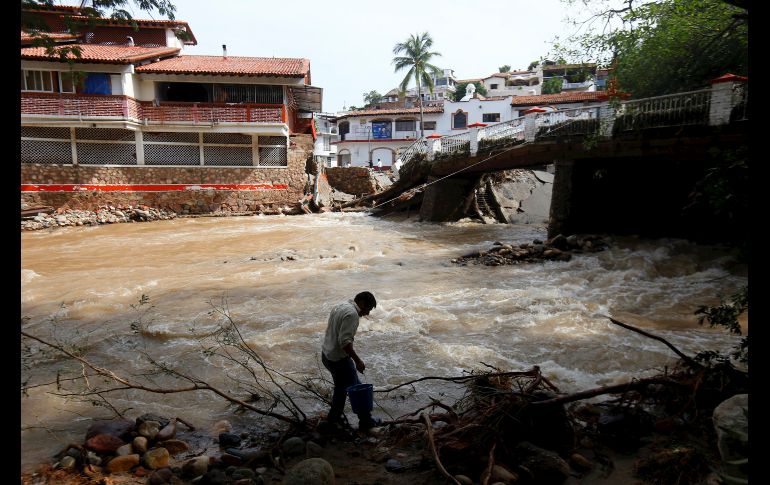 Vista del puente junto al río Cuale este lunes. EFE/F. Guasco