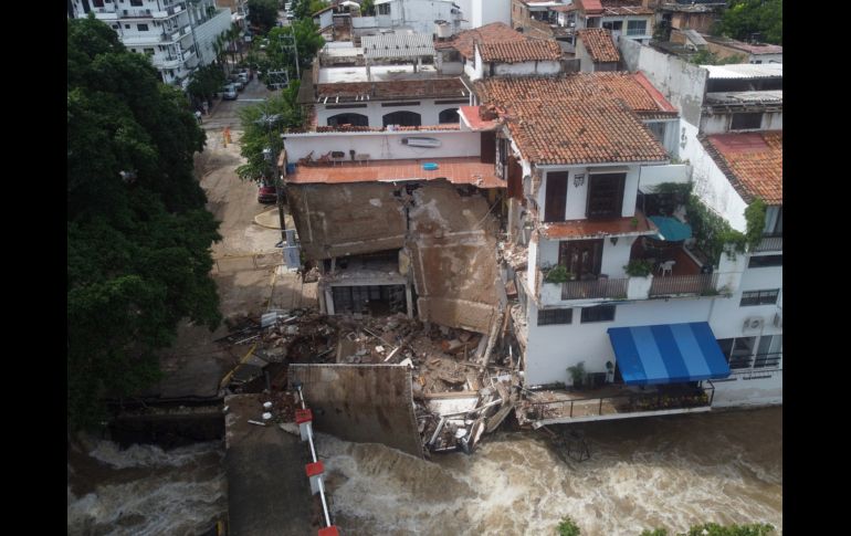 También se derrumbó parcialmente un hotel, que causó el fallecimiento del menor de edad. EFE/F. Guasco