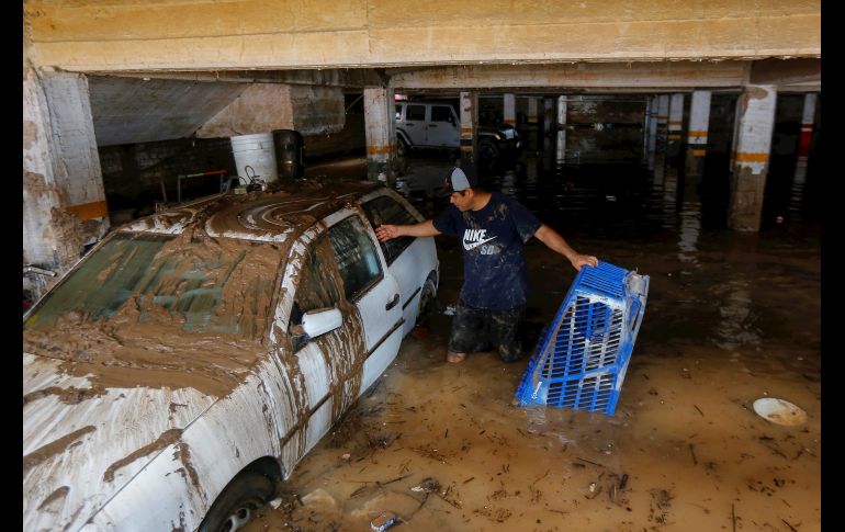 Según datos preliminares del Ayuntamiento de Puerto Vallarta, el desbordamiento del río Cuale provocó daños en alrededor de 12 cuadras. EFE/F. Guasco