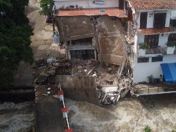 Se derrumbó parcialmente un hotel, que causó el fallecimiento del menor de edad. EFE/F. Guasco