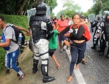 Los migrantes lanzaron piedras al cerco de guardias nacionales. SUN