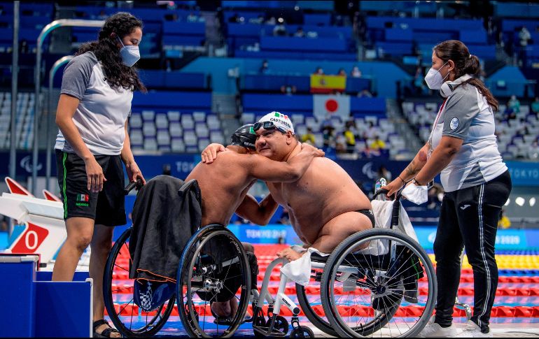 Arnulfo Castorena y Jesús Hernández se abrazan después de la competencia. Con sus triunfos México alcanzó 300 medallas en el deporte paralímpico. EFE/J. Marklund
