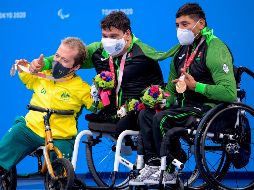 Los que lograron alcanzar la marca fueron los nadadores Arnulfo Castorena (C) y Jesús Hernández (D), quienes consiguieron el oro y el bronce, respectivamente, en la prueba de los 50 metros pecho – SB2. EFE / J. Marklund