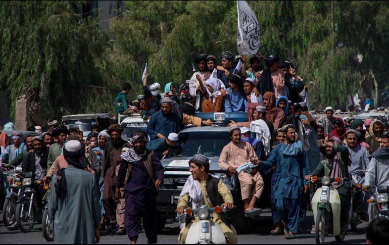 Talibanes celebran la retirada de las tropas estadounidenses en Afganistán. EFE /
