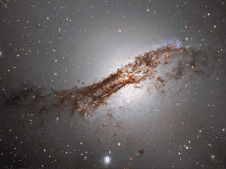 Centaurus A fue descubierta en 1826, y desde entonces es uno de los objetos mayor estudiados en el Hemisferio Sur. TWITTER/@NOIRLabAstro