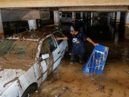 Una persona saca sus pertenencias en una de las zonas afectadas por el paso del huracán 